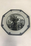 Unika Royal Copenhagen ottekantet fad af porcelæn, dekoreret i underglasur blå med fugle i neg