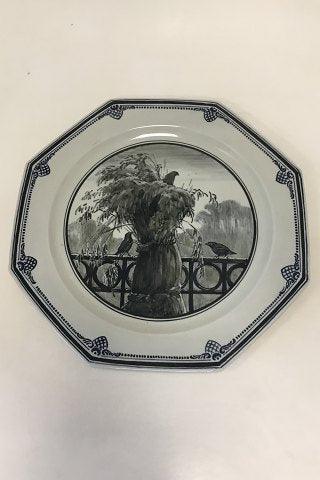 Unika Royal Copenhagen ottekantet fad af porcelæn, dekoreret i underglasur blå med fugle i neg