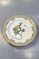 Royal Copenhagen Flora Danica Lunch Plate No 20/3554 mit durchbrochenem Rand.