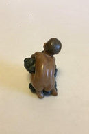 Bing & Grondahl Figur von Kai Nielsen "Kleiner Bacchus mit Trauben" Nr. 4021 aus der Serie Traubenernte.