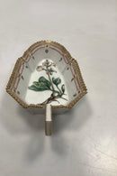 Royal Copenhagen Privat bemalte Flora Danica Asiet mit Henkel Nr. 3543