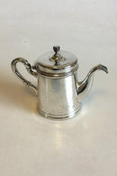 シルバープレート製の水差し、ヒンジ式の蓋、DSBのロゴ入り。