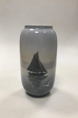 Royal Copenhagen Jugendstil-Vase mit Segelschiff Nr. 1100 / 107