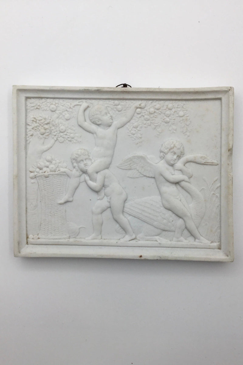 Royal Copenhagen Bisquit "Amor med en svane og drenge der plukker frugt (sommer)" Platte