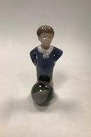 Royal Copenhagen Figur af Dreng med Bold No 3542