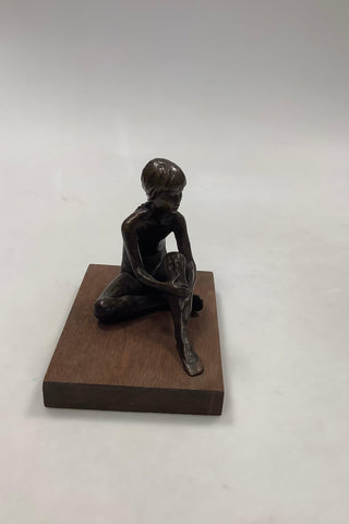 Royal Copenhagen S. G-Kelsey Bronze Figur einer sitzenden Balletttänzerin von 1975. Nr. 480/500