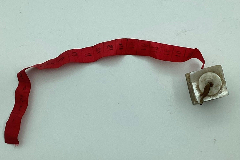 Målbånd med kasse af perlemor c. 1880.