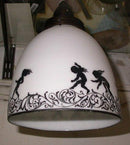 Hængelampe i hvid glas med motiver.