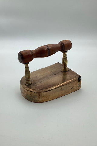 Skandinavisk butsnudet strygejern i messing fra slutningen af 18. århundrede