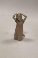 Bing 和 Grondahl 塑像女孩梳头 No 2257