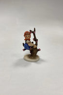 M.J. Hummel Porcelæn Figur af Pige i Træ No. 141