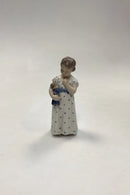 Royal Copenhagen Figur No. 3539 Pige med Dukke