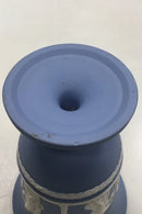 Wedgewood Blå vase på fod med dekoreret med offerkar og Amor. Måler 19 cm(7 31/64 in.)