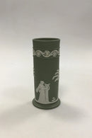 Wedgewood Cylindrisk vase dekoreret med lyrespillende gudinder. Måler 16,5 cm(6 1/2 in.)