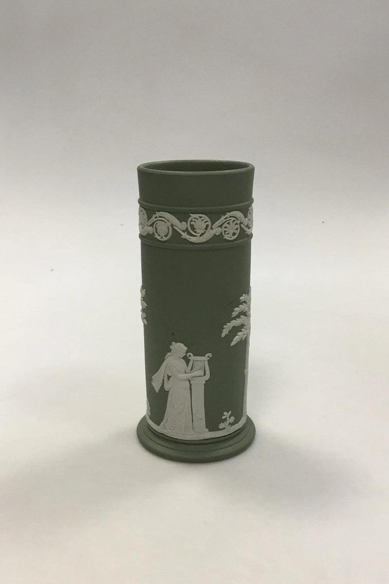 Wedgewood Cylindrisk vase dekoreret med lyrespillende gudinder. Måler 16,5 cm(6 1/2 in.)