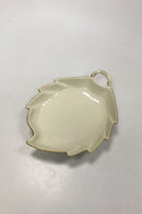 Royal Copenhagen Creme Svejfet med Guld (Stel 1235) Bladformet Assiette No 1866