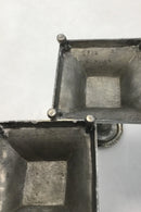 Et par hammerslåede tinlysestager med firkantet base