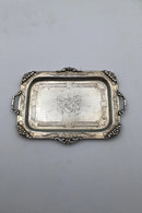 印有盾徽的银质小托盘