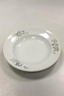 Royal Copenhagen Hotelporcelæn dekoreret med vilde planter Dyb Tallerken No 6002