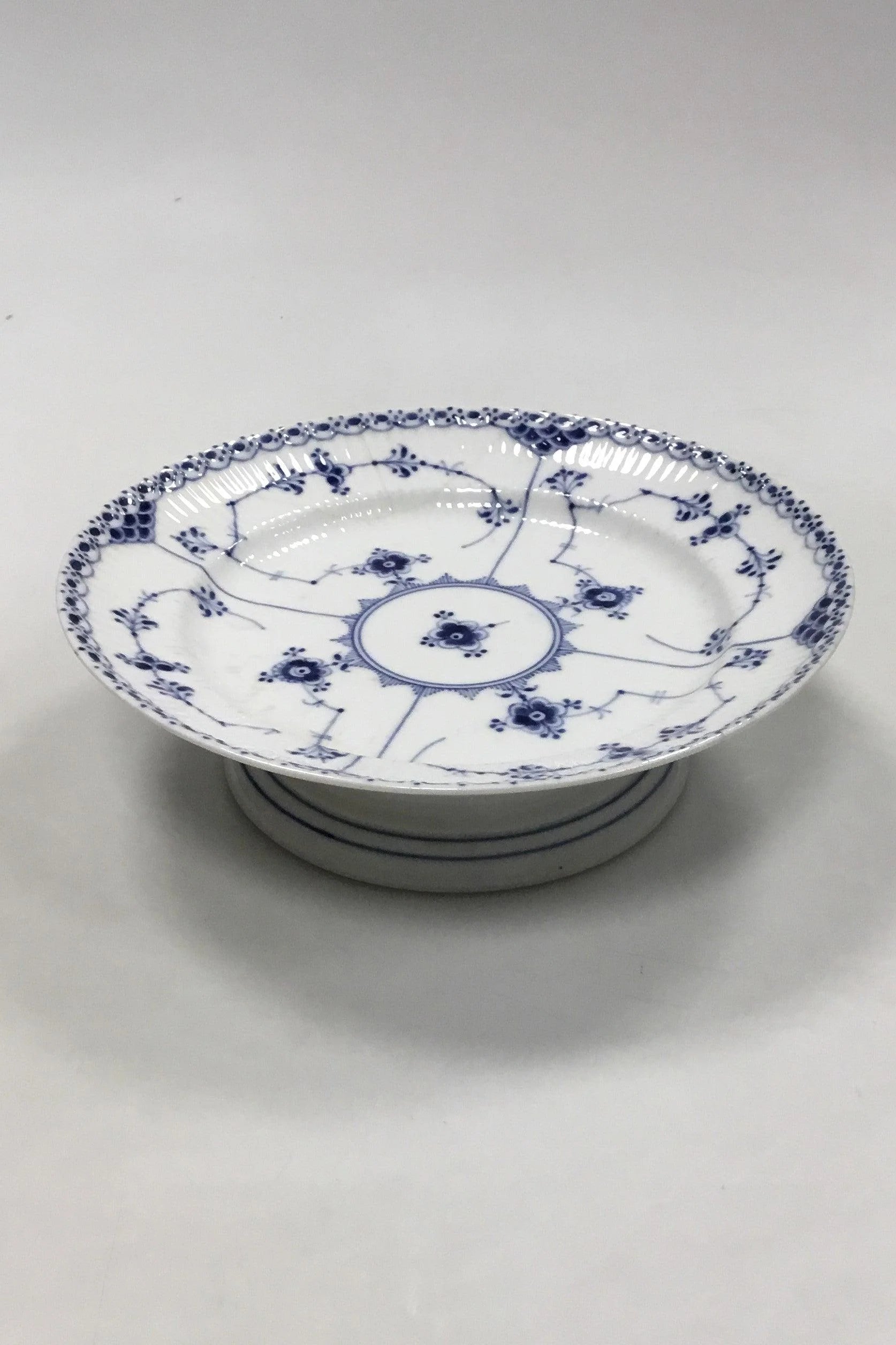 S859◆【SALE】◆ ROYAL COPENHAGEN ◆ フルレース * ブルーフルーテッド ◆ サラダプレート * 直径17㎝ 皿 ◆ 1087番 ◆ ROYAL COPENHAGEN HANDPAINTED LARGE SERVING BOWL 579 BLUE \u0026 WHITE OUTSTANDING