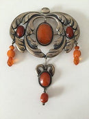 Art Nouveau unika broche fra 1910-1920 med ravsten. Ukendt kunstnermonogram.