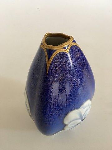 Bing & Grøndahl Art nouveau vase i relief og med guld dekoration No 1085/74