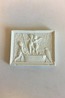 Bing & Grøndahl Bisquit Platte "Amor og den unge Bacchus stamper druer (Høsten)"