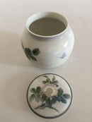 Bing & Grøndahl Lågkrukke No. 367/445 med blomster dekoration af Clara Nielsen