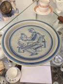 ビング＆グロンダール ストーンウェア 皿 工場の陶芸家をモチーフにしたユニークなオーヴェ・ラーセン作