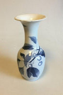 Bing & Grøndahl Unikavase designet af Fanny Garde. Dekoreret med kirsebærgren i blå farver