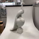 Royal Copenhagen figur af påfugl på kugle. Designet af Arnold Krog.