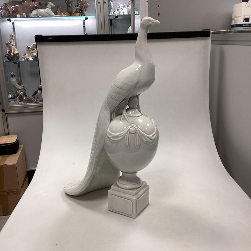 Royal Copenhagen figur af påfugl på kugle. Designet af Arnold Krog.