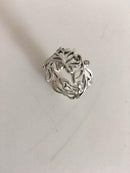 Dirks Blomsterring, 14K hvidguldsring med 3 brillanter. I alt 0.05 ct. W.SI.