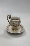 Gammel kop og underkop med dekoration med blomsterguillander og guld