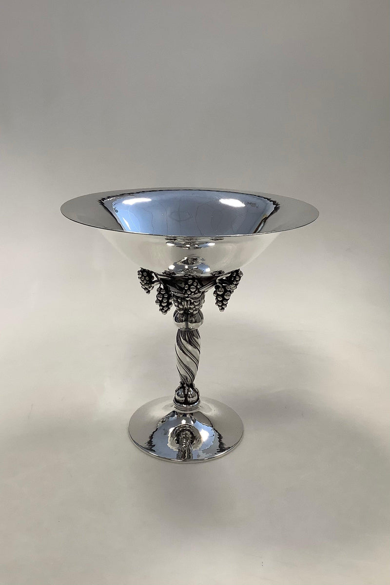 Georg Jensen Sterling Sølv Drueopsats / Drueskål No 263B.  Måler 19 cm / 7 31/64 in. x 18.5 cm / 7 9/32 in. dia.  Vejer 600 gram / 21.15 oz.