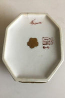 Französische Porzellandose mit vergoldeter Bronzefassung und handgemalten Blumen&