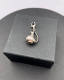 Georg Jensen纯银吊饰，设计成Henning Koppel的 "怀孕的鸭子"。