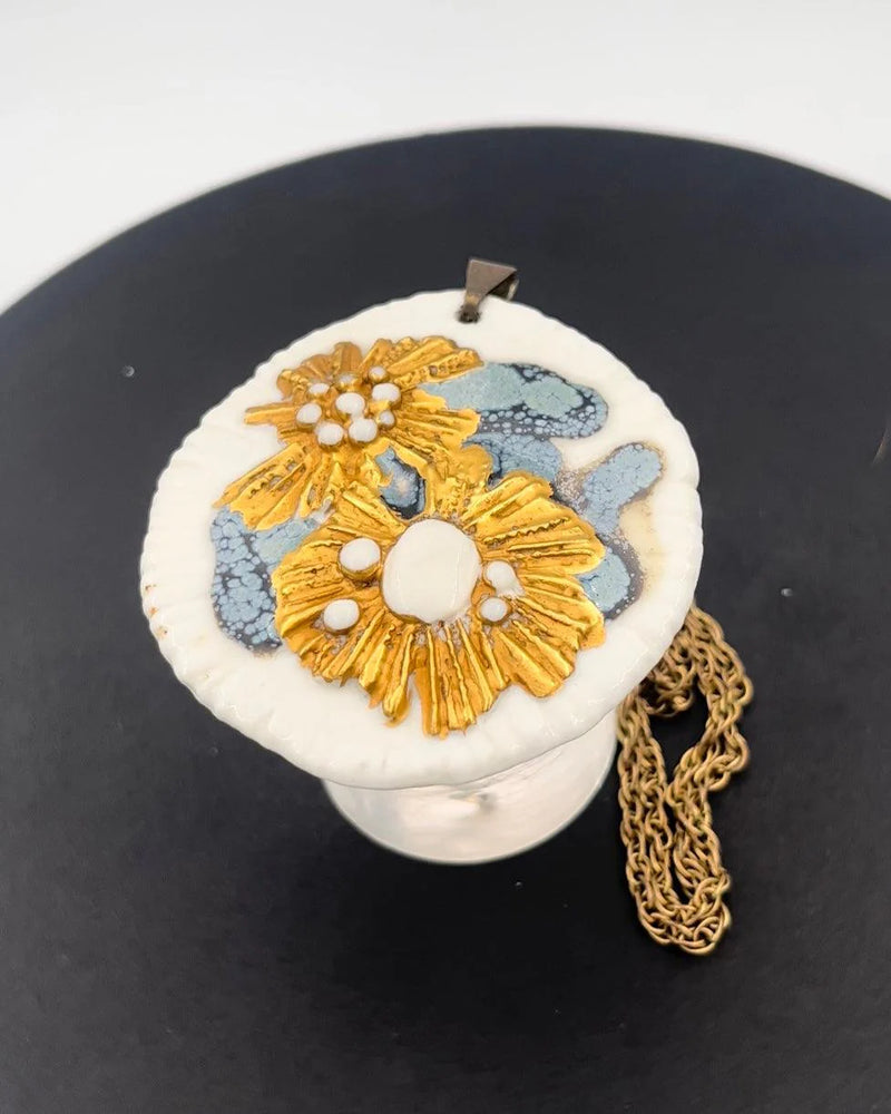 Royal Copenhagen Vedhæng a fporcelæn med gulddekoration. Designet af Nils Thorson. Sterling sølv af Anton Michelsen