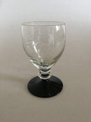 "Jane" Sortfods Hvidvinsglas med drueslibning fra Holmegaard