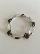 N.E. From armbånd af sterling sølv og rav.