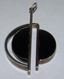 N.E. From ブラックストーン付きスターリングシルバー・ペンダント