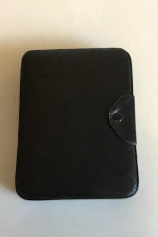 Nagelset/Pediküre-Set im Etui mit schwarzem Skai überzogen. Griffe der Beine