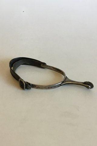 Steigbügel mit Sporn aus Silber mit Lederband