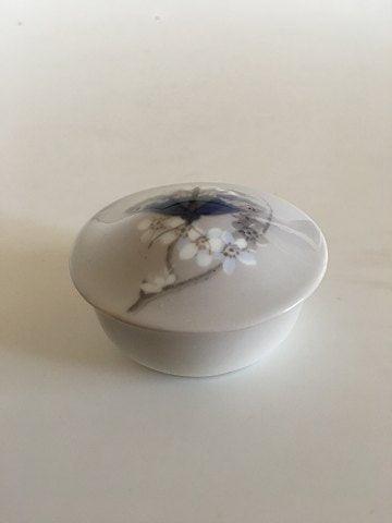 Royal Copenhagen Jugendstil-Deckelschale mit Blumen- und Schmetterlingsmotiv Nr. 1528/2457