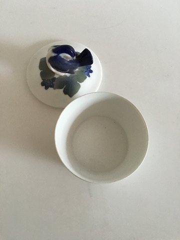 Royal Copenhagen Jugendstil-Deckelschale mit Vogel Nr. 600/587