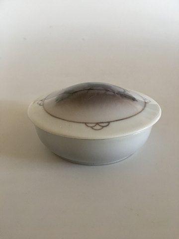 Royal Copenhagen Jugendstil-Deckelschale mit Hirschmotiv Nr. 2579/2458