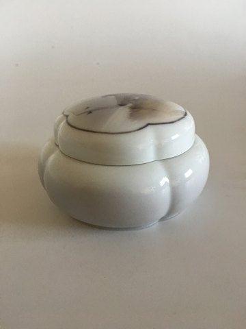 Royal Copenhagen Jugendstil-Deckelschale Nr. 2580/1325 mit Hügelmotiv