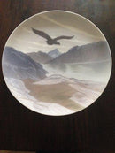 Royal Copenhagen Jugendstil Unique Weight Plate von Theodor Fischer aus dem Jahr 1897. Motiv: Adler in Berglandschaft Nr. 6349