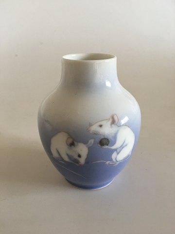Royal Copenhagen Jugendstil-Vase mit weißen Mäusen Nr. 70/45A