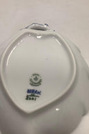 Royal Copenhagen Blå Blomst Flettet Bladformet Skål No 8001. Måler 18cm / 7.09 inch og er i god stand.